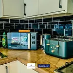 Stylish & Comfy 1 Bedroom By Altoluxoexperience Short Lets & Serviced Accommodation With Free Wifi & Parking